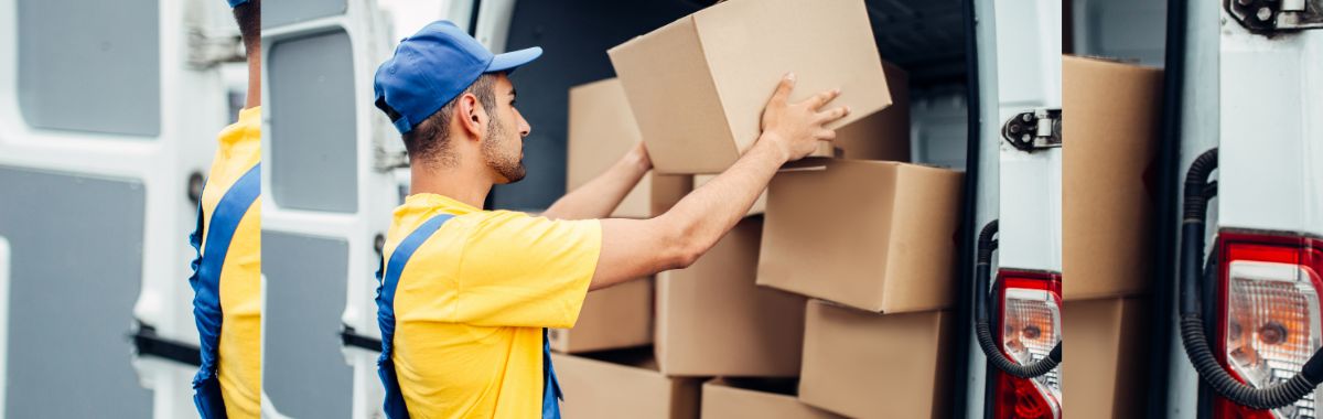 Kurier ładujący paczki